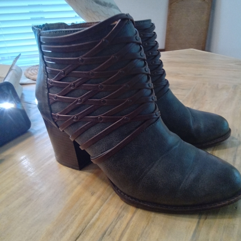 EuroSoft by Sofft Sola Ankle Bootie Size 7 Grey w/ Brown Braided Design 3" Heel